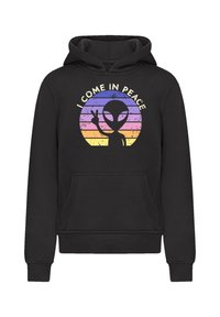 Zwarte hoodie met een centrale afbeelding van een alien die zwaait met de tekst "IK KOM IN VREDE," tegen een achtergrond van multicolore strepen.