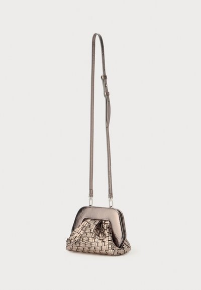 Borsa in bronzo metallico con texture intrecciata, forma strutturata, tracolla regolabile e pannello superiore liscio. Dimensioni non specificate.
