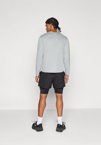 The North Face SUNRISER 2IN1 SHORT 4IN - Sporta šorti - black