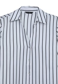 Camicia bianca con righe verticali nere, caratterizzata da un colletto classico e una texture di tessuto liscia. Include cinque bottoni sulla parte anteriore.