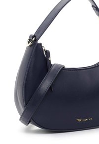 Sac à main bleu marine en forme de demi-lune avec des anses courtes et longues, une fermeture éclair dorée et un logo doré "Tamaris" sur le devant.