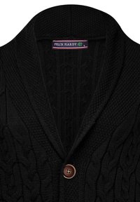 Schwarze gestrickte Strickjacke mit einem Schalkragen, ausgestattet mit einem Zopfmuster und einem einzigen Holzknopfverschluss. Markenlabel sichtbar.