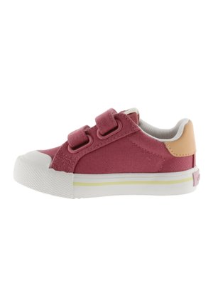 Zapatillas de lona rosas con dos correas de gancho y bucle, puntera de goma blanca y un acento de color claro en el talón. Superficie texturizada.