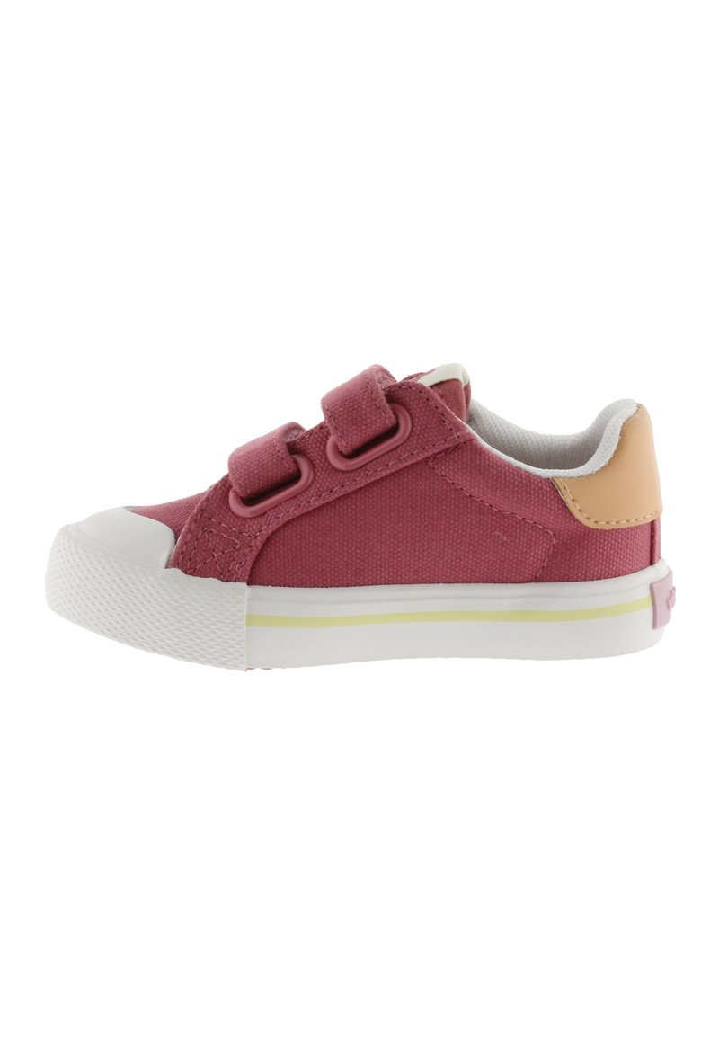 Sneakers in tela rosa con due cinturini in velcro, punta in gomma bianca e un accento chiaro sul tallone. Superficie testurizzata.