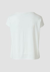 T-shirt blanc à manches courtes avec une coupe décontractée. Tissu doux, encolure ronde et design simple sans motifs visibles ni éléments métalliques.