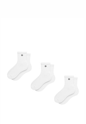 Weiße Socken mit Rippstruktur am oberen Rand, ausgestattet mit einem kleinen schwarzen Logo. Weicher Stoff, ohne Muster, designed für Komfort und den täglichen Gebrauch.
