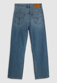 Blå denimjeans med rak ben-design, med fickor på lappar och en tan läderetikett på baksidan av midjebandet. Sömmarna är förstärkta.