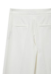 Pantaloni bianchi su misura con una texture liscia, dotati di due tasche posteriori e un design a gamba dritta pulito.