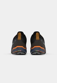 Zwarte sportieve schoenen met oranje accenten, gestructureerde bovenkant, gevoerde kraag en kleurrijke details op de hak. Lichtgewicht zool ontworpen voor comfort.