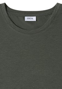 T-shirt vert foncé à col rond avec une étiquette de marque "CECIL" visible cousue à l'intérieur, à l'arrière du col.