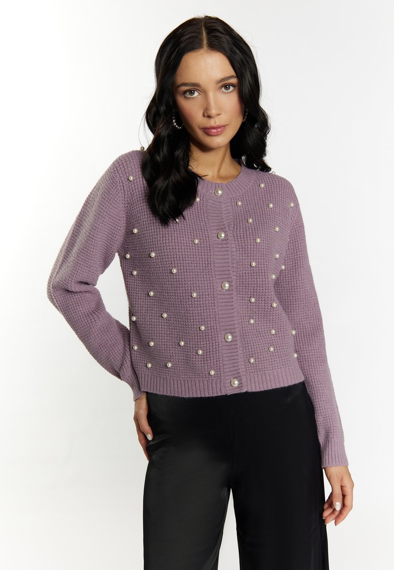 Paarse gebreide cardigan met een textuurpatroon, versierd met witte parels, knopensluiting en geribbelde manchetten en zoom.