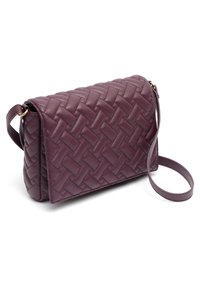 Borsa a spalla in pelle intrecciata di colore viola scuro, con forma rettangolare, dotata di una base piatta e di una tracolla rimovibile per una maggiore versatilità.