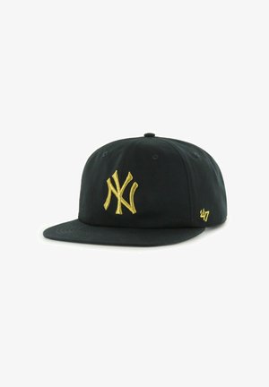 Schwarze Baseballkappe mit flachem Schirm, vorne mit goldbesticktem, ineinander verschlungenem "NY"-Logo und der Zahl "47" auf der Seitenpartie.