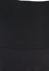 Tessuto atletico nero con una struttura a costine, caratterizzato da una vita liscia e cuciture piatte per il comfort.