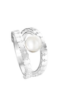 Anillo de plata con dos bandas texturizadas que forman un lazo abierto, centrado con una perla blanca redonda grande.