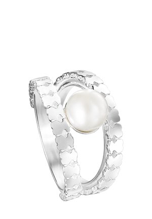 Silberner Ring mit zwei strukturierten Bändern, die eine offene Schlaufe bilden, zentriert mit einer großen, runden, weißen Perle.
