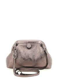 Borsa a mano metallica color rosa con forma arrotondata, tracolla regolabile e chiusura con zip. Superficie textured con una leggera lucentezza e accessori decorativi.