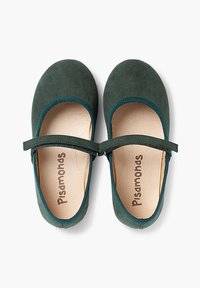 Zapatos de ballet de ante verde con puntera redondeada, tira elástica y forro interno color crema, que presentan una superficie texturizada y sin patrones visibles.