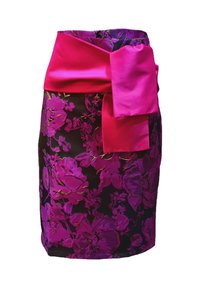Falda con estampado floral en negro profundo con acentos vibrantes en púrpura y dorado. Presenta una ancha cinturilla de satén rosa brillante y un lazo.