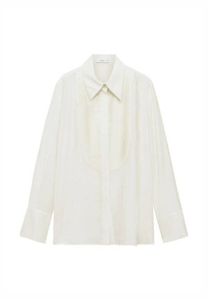 Witte blouse met lange mouwen en een grote kraag, geplooide textuur en een knoopsluiting aan de voorkant. De stof lijkt glad met een subtiele glans.
