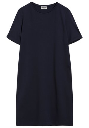 Granatowa sukienka typu T-shirt z krótkim rękawem, wykonana z miękkiej tkaniny; posiada okrągły dekolt i luźną, prostą sylwetkę. Minimalistyczny design.