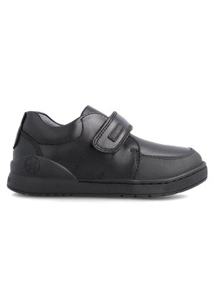 Zapatos casuales negros de cuero suave con una correa de velcro. Presentan punta redonda y suela de goma texturizada. Diseño simple, estilo versátil.