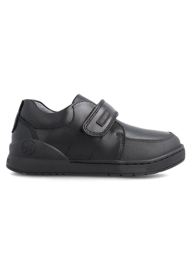 Zapatos casuales negros de cuero suave con una correa de velcro. Presentan punta redonda y suela de goma texturizada. Diseño simple, estilo versátil.