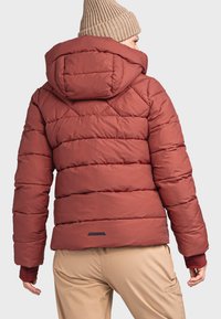 Rote Winterjacke mit Kapuze, die ein gesteppte Design und gerippte Bündchen aufweist. Der Rücken zeigt einen schwarzen Akzent am Saum und eine glatte Stofftextur.
