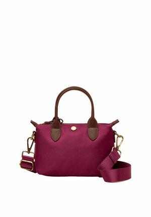 Kleine magentafarbene Handtasche mit braunen Ledergriffen und abnehmbarem magentafarbenen Schulterriemen mit goldfarbenen Beschlägen.