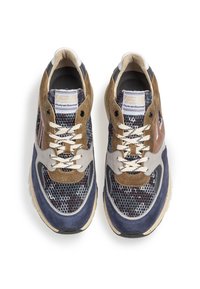 Sneakers con tomaia in rete e suede nei colori marrone, blu navy, grigio e crema, con dettagli a contrasto, punta tonda e lacci beige.