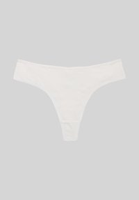 Culotte string blanche côtelée avec une texture lisse, dotée d'une taille basse et d'un design à couverture minimale. Aucune autre motif ou détail.