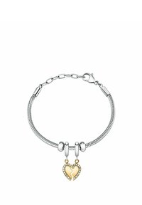 Bracciale in argento a catena a serpente con due perline in argento e un ciondolo a forma di cuore dorato decorato con pietre trasparenti. Dotato di chiusura con gancio a moschettone.