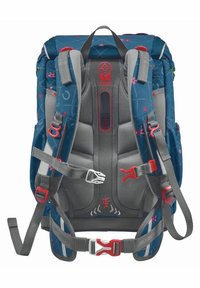 Blauer Rucksack mit floralem Muster, grauem gepolstertem Rücken, verstellbaren Trägern, rotem Zubehör und mehreren Schnallen für sicheren Transport.