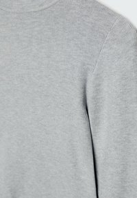 Hellgrauer Pullover mit gerippter Textur, rundem Halsausschnitt und nahtloser Schulternähte, aus weichem, glattem Stoff.