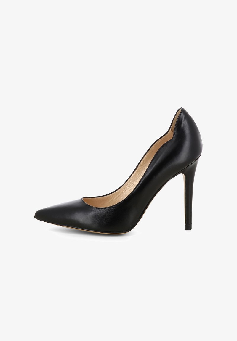 Schwarze Leder-Pumps mit hohen Absätzen und spitzer Zehenpartie. Das Innere ist in einem hellen Beigeton gehalten und zeigt eine glatte Textur.