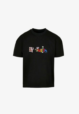 Juodas medvilnės marškinėliai su daugiakulūnės, tekstūruotos "EYT Studios" grafikos spauda priekyje, apvaliu iškirpimu ir trumpomis rankovėmis.