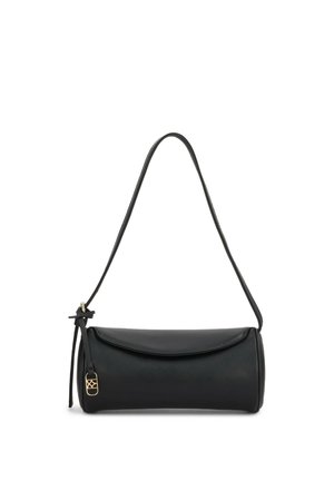 Sac d'épaule cylindrique en cuir noir avec une longue bandoulière et un petit charm décoratif doré près du côté.