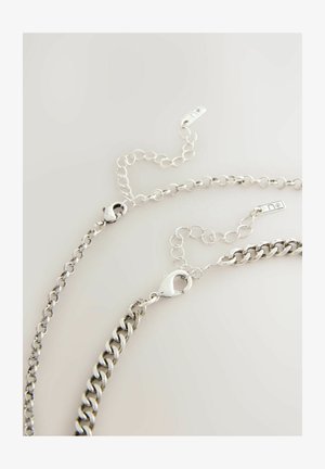 Silberne Kettenhalskette mit einer Mischung aus Gliederstilen; ausgestattet mit einem Karabinerverschluss und einer verstellbaren Kettenöffnung, die eine glänzende metallische Textur präsentiert.