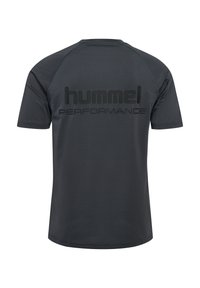 Ciemnoszary sportowy t-shirt wykonany z oddychającego materiału, z teksturowaną powierzchnią i wyraźnym czarnym logiem "hummel PERFORMANCE" na plecach.