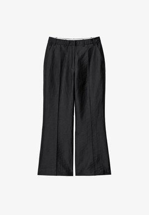 Schwarze weite Hosen aus leichtem Stoff, mit glatter Textur, gefaltetem Vorderbereich und maßgeschneidetem Taillenbund.