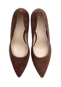 Brązowe zamszowe szpilki z ostrym noskiem i otwartymi bokami, z gładką wewnętrzną wyściółką i minimalistycznym wzornictwem.