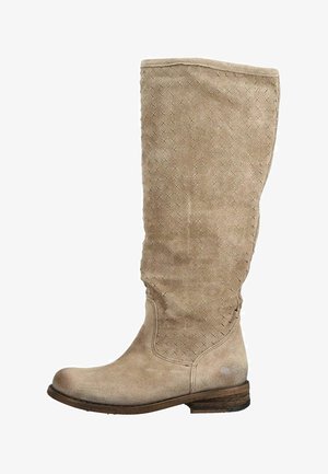 Bota beige de ante hasta la rodilla con patrón cruzado de costuras en el caña y tacón bajo de madera apilada.