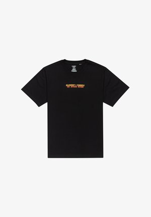 Čierne tričko s krátkym rukávom vyrobené z bavlny, s oranžovým textom: „ELEMENT & DREVO: VONKAJŠIE VNÚTRA“, umiestneným na hrudi.