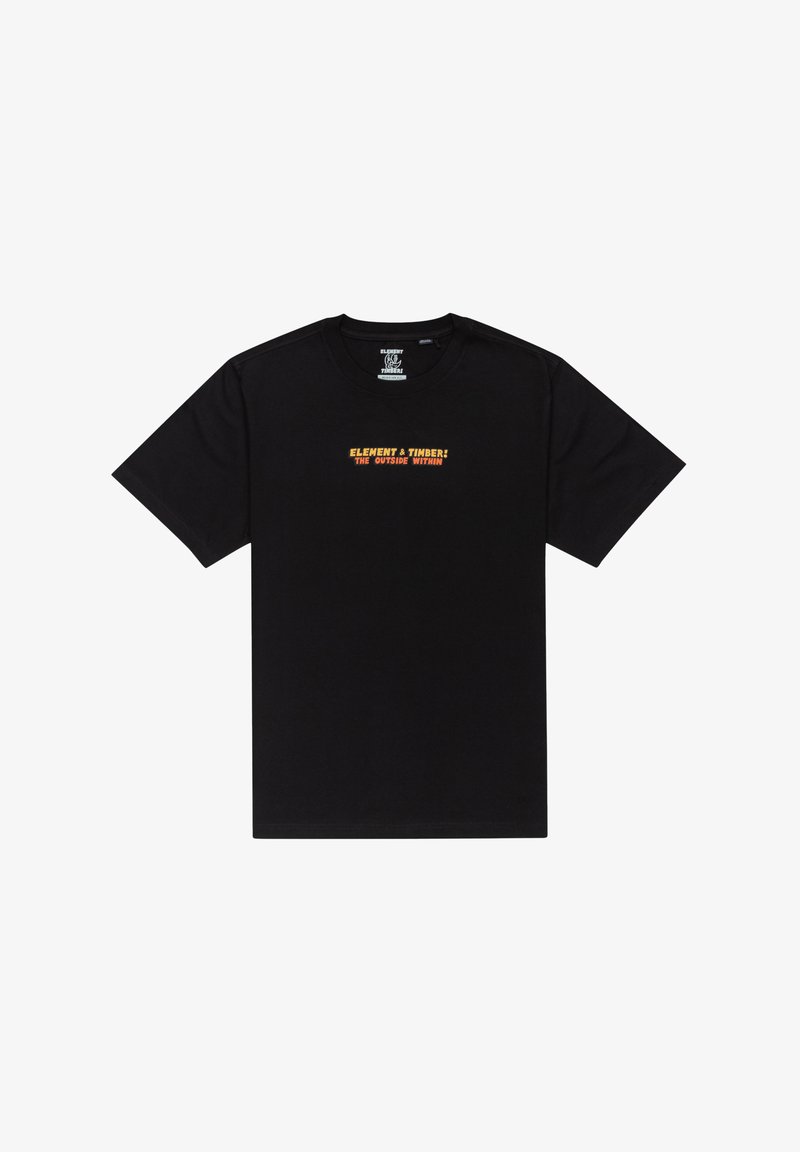 Camiseta de manga corta negra hecha de algodón, con texto naranja: "ELEMENTO Y MADERA: LO EXTERNO DENTRO" centrado en el pecho.