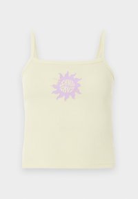 Κρεμ χρωματιστό ριμπ τοπ με λεπτές τιράντες και μοβ γραφικό ήλιου με την επιγραφή "Santa Cruz" στο κέντρο μπροστά.