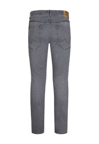 Jeans de mezclilla gris con un corte regular, costura en contraste y una etiqueta de cuero marrón en la cinturilla trasera. Presenta dos bolsillos traseros.