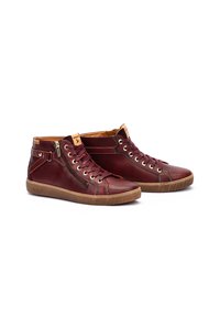 Zapatillas deportivas de caña alta de cuero burdeos con detalles en metal dorado, que cuentan con una cremallera lateral, punta redonda y suela de goma texturizada.