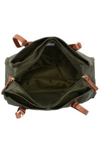 Borsa in nylon verde oliva con manici in pelle marrone chiaro; interno spazioso con due scomparti, uno con zip. Texture liscia, design robusto.