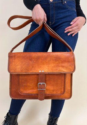 Gusti Leder OLLIE - Rankinė per petį - braun