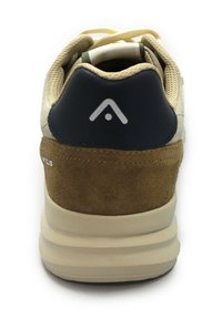 Sneaker da uomo con tomaia in tessuto beige e dettagli in suede marrone, contrafforte in blu scuro e suola in gomma avorio testurizzata.